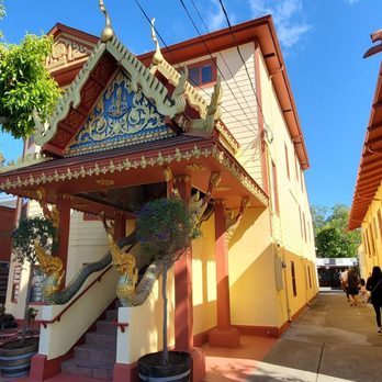 Wat Mongkolratanaram - Walk down this alleyway to access to food area out back - Thai Near Me - Berkeley, California
