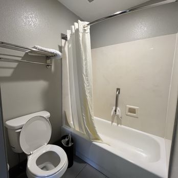 Best Western Plus Carlton Suites - Bathroom - Hotels Near Me - Birmingham, Alabama