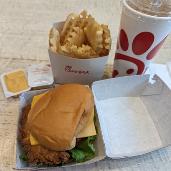 Chick-fil-A - Chick-fil-A® Deluxe Sandwich - Fast Food Near Me - Toronto, Ontario