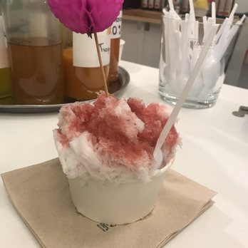 Kakigori - Japanese shaved ice with cherry syrup for 3€ - Japanese Near Me - Barcelona, B