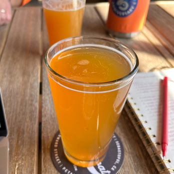 Crooked Goat Brewing - Bee Beard - Brewpubs Near Me - Petaluma, California