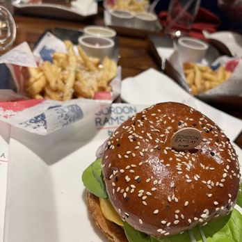 Gordon Ramsay Burger Las Vegas - Backyard Burger with Truffle Fries - Burgers Near Me - Las Vegas, Nevada Gordon Ramsay Burger Las Vegas - Backyard Burger with Truffle Fries - Burgers Near Me - Las Vegas, Nevada