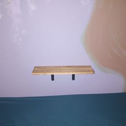 Eugene Lodge & International Hostel - Small sharp cornered shelves next to the twin size bunk bed. Someone will be posting a photo of an elbow or knee bleeding from one of these.