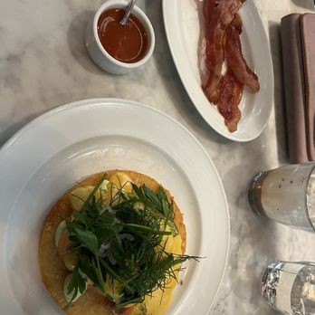 Maxine's Cafe & Bar - Salmón rosti and bacon - Bars Near Me - Vancouver, British Columbia Maxine's Cafe & Bar - Salmón rosti and bacon - Bars Near Me - Vancouver, British Columbia