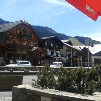Le nevé - Vue sur piste sans neige... - Restaurants Near Me - Arâches la Frasse, 74 Le nevé - Vue sur piste sans neige... - Restaurants Near Me - Arâches la Frasse, 74