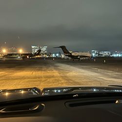 Ride Lux Tnn - Waiting for our client. Private chauffeur Service.