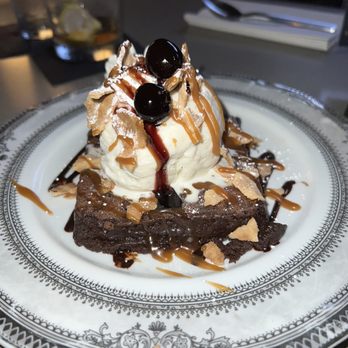 Maize + Mash - Brownie, but add a scoop of ice cream sundae.  The Brownie alone is too die for! - Southern Near Me - Glen Ellyn, Illinois