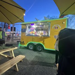 R&K Cocina - Food truck and tables