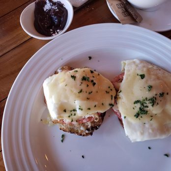 Farmhouse Cafe - Eggs benedict sandwich - Breakfast & Brunch Near Me - Honolulu, Hawaii