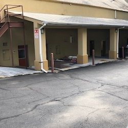 Budget Inn Falls Church - Rooms at the back of the main building.  Outside each is junk
