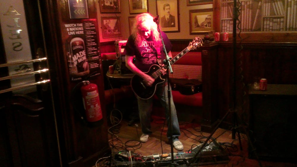 THE CROWN INN CARLUKE Updated October 2024 3 Stewart Street