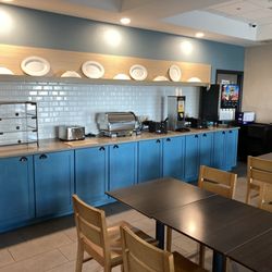Country Inn & Suites by Radisson, Bradenton-Lakewood Ranch, FL - Breakfast bar (closed at time of pic)