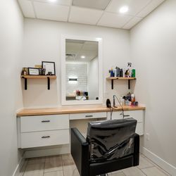 Stilla Salon Spa & Boutique - Salon Suite