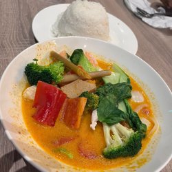 Saigon House Restaurant - Bramalea City Centre - Thai Red Curry with chicken and shrimp