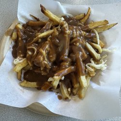 Louis Gee's Pizza & Donairs - Small poutine
