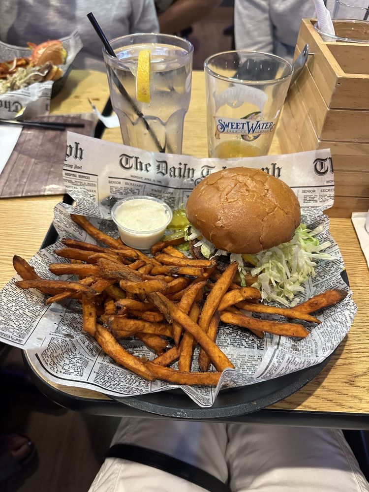 Billy D's Crooked Tavern Logo