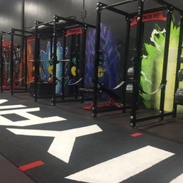 3 of the 5 awesome squat racks totally unoccupied.