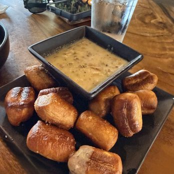 Napali Brewing - Beer Cheese Dip with Pretzel Bread - Brewpubs Near Me - Kapaʻa, Hawaii