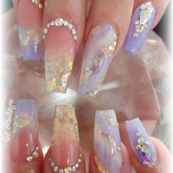 Latin Nails By Joana - Uñas acrílicas en color y brillos encapsulados