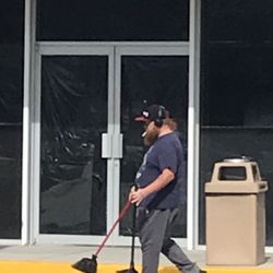 7-Eleven - This is why going to 7-11 is gross... even the employees don't care