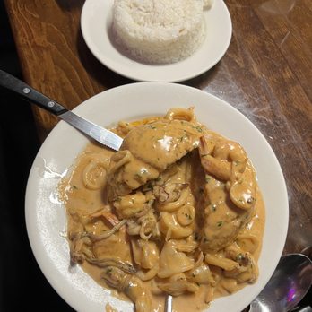 El Eslabon Restaurant - pescado relleno con marisco - Peruvian Near Me - West New York, New Jersey