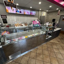 Baskin-Robbins - Newbury Park Upgraded Baskin Robbin Store. Very nicely done. Love it