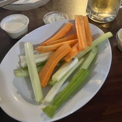 Mugsy's Pub - This is what Buffalo Wild Wings need to learn... fresh cut wing veggies!!