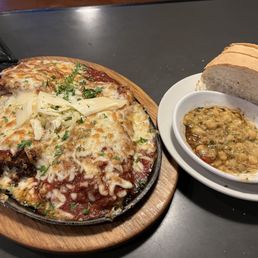 Appetizer lasagna frita, bread and hummus