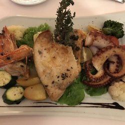 Ristorante Etna - Fischgrillplatte mit Gambas, Schwertfisch, Lachs und Octopus mit gegrilltem Gemüse.