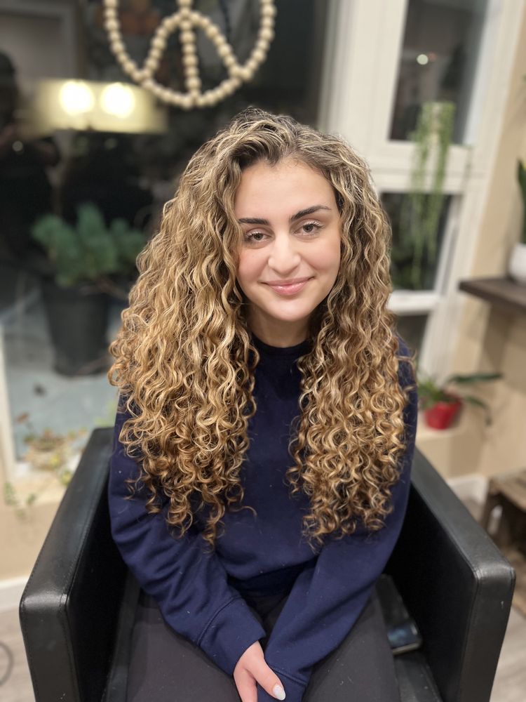 Curls Hair Salon Logo