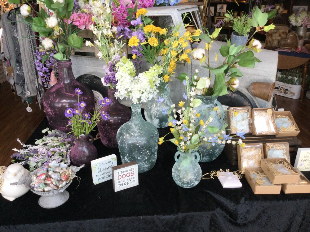 WOMAN’S CAVE Updated September 2024 15 Photos 208 E Alamo St