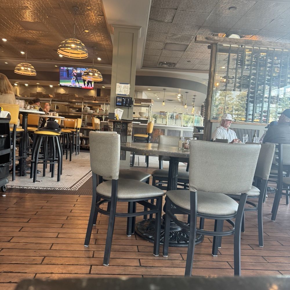 Sauce on the Creek - Dinning room - Pizza Near Me - Avon, Colorado Sauce on the Creek - Dinning room - Pizza Near Me - Avon, Colorado