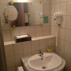Hotel Garland - Small clean bathroom
