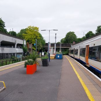 Gunnersbury Underground Station - Platform - Public Transportation Near Me - London, XGL
