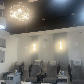 Daily Nails & Spa - Pedicure chairs - Nail Salons Near Me - Springfield, Virginia