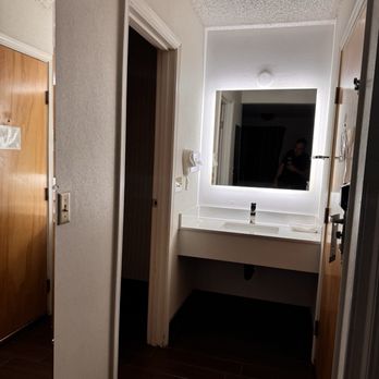 Quality Inn - Sink and vanity - Hotels Near Me - Grants Pass, Oregon Quality Inn - Sink and vanity - Hotels Near Me - Grants Pass, Oregon