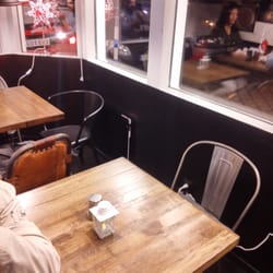 Brooklyn Burger Express - 3 bord och fönsterplats i en väldigt liten lokal