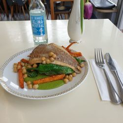 Erfrischungsraum Brandshof - Seelachs mit grüner Mojo und Sweet fries