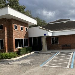 Johnson Jerri Lichtenstein MD - Outside the office building - plenty of parking