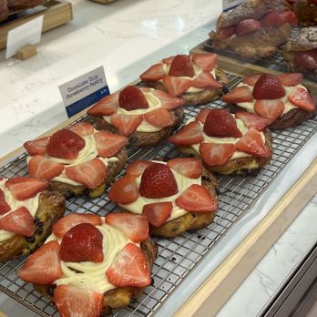 Paris Baguette - Bakeries Near Me - Vancouver, British Columbia