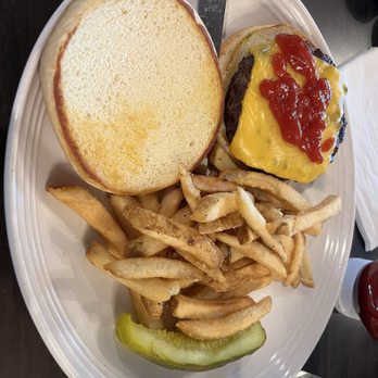 Alton's - Cheeseburger - American Near Me - Elma, New York