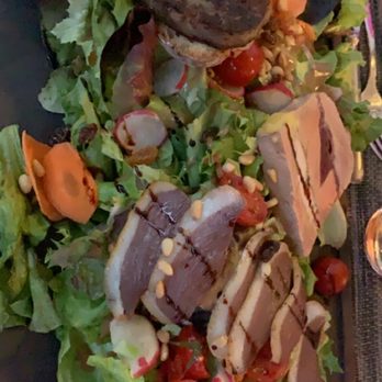 Le Vigosche - Salade géante Le Vigosche Magret, foie gras mi cuit, crudités, cassis..... - French Near Me - Châteaugay, 63 Le Vigosche - Salade géante Le Vigosche Magret, foie gras mi cuit, crudités, cassis..... - French Near Me - Châteaugay, 63