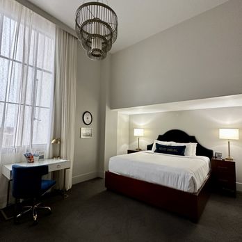 The Darling Hotel - Nice room with high ceiling - Hotels Near Me - Visalia, California The Darling Hotel - Nice room with high ceiling - Hotels Near Me - Visalia, California