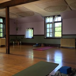 Yoga Parkside - Natural light. Soft breeze. Excellent teacher for this gentle class.