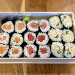 Raw N Dash - Maki Roll Set of 3. Salmon/Blue Fin Tuna/Blue Crab & Cucumber. ( ^_^)b