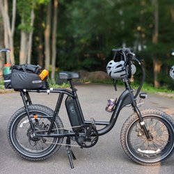 Marquette Outdoors - Our e-bike with all the essentials: storage bag, bike lock, phone mount, water bottle holder, and helmet.