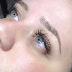 Classic Lash Extensions by @maggielashes (Find her on Instagram to book!)