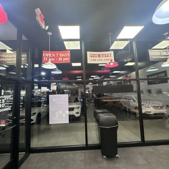 Five Guys - Hours of Operation: 11 am - 10 pm, 7 days a week - Burgers Near Me - Southfield, Michigan Five Guys - Hours of Operation: 11 am - 10 pm, 7 days a week - Burgers Near Me - Southfield, Michigan