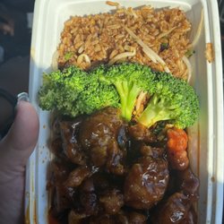Chinatown Chinese Restaurant - H1. L16. General Tso's Chicken Dinner Combo