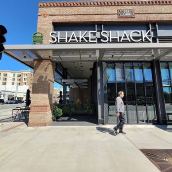 Shake Shack Glendale - Outside of restaurant - Burgers Near Me - Glendale, California
